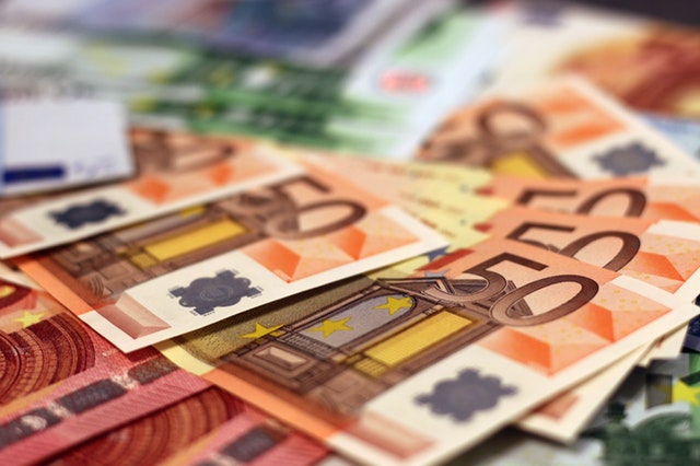 detail – hromádka barevných euro bankovek