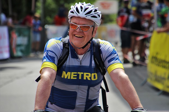 starší muž na kole – zřejmě závody 