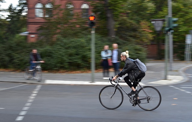 cyklistka projíždí městem